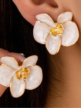 White orchid earrings A1798